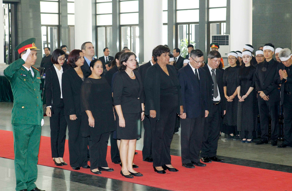  由古巴共产党中央书记处书记、中央科学教育与体育部部长奥尔加利迪娅·塔皮亚伊格莱西亚（Olga Lidia Tapia Iglesia）率领的古巴代表团进行吊唁。图自越通社