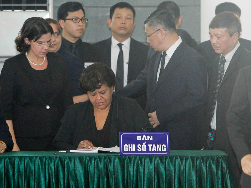  古巴共产党中央书记处书记、中央科学教育与体育部部长奥尔加利迪娅·塔皮亚伊格莱西亚（Olga Lidia Tapia Iglesia）在吊唁簿留言。图自越通社