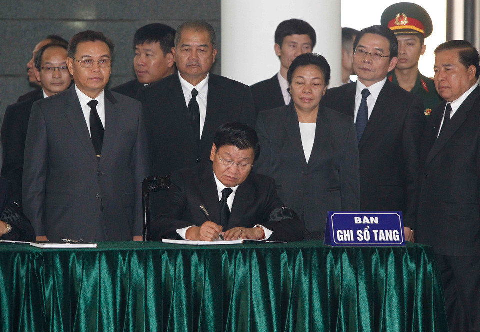  老挝政府总理通伦·西苏里在吊唁簿留言。图自越通社