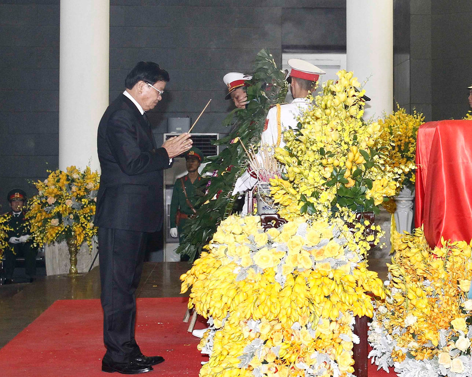  由老挝政府总理通伦·西苏里（Thongloun Sisoulith）率领的老挝政府代表团进行吊唁。图自越通社