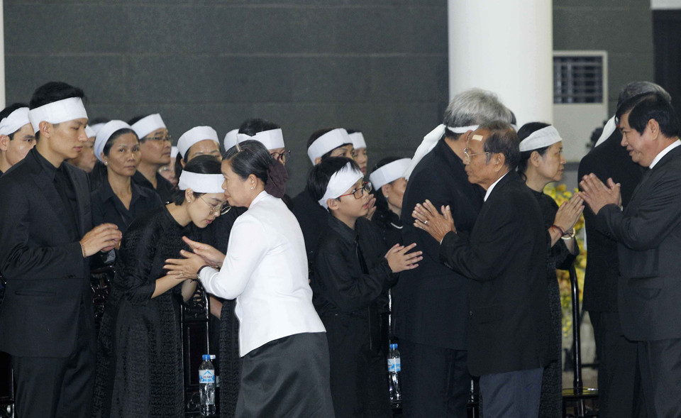  由柬埔寨王国政府副首相梅森安（Men Sam An）率领的柬埔寨政府代表团向杜梅总书记家属深表哀悼。图自越通社