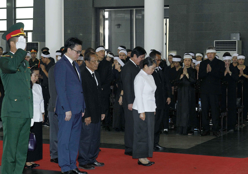  由柬埔寨王国政府副首相梅森安（Men Sam An）率领的柬埔寨政府代表团进行吊唁。图自越通社
