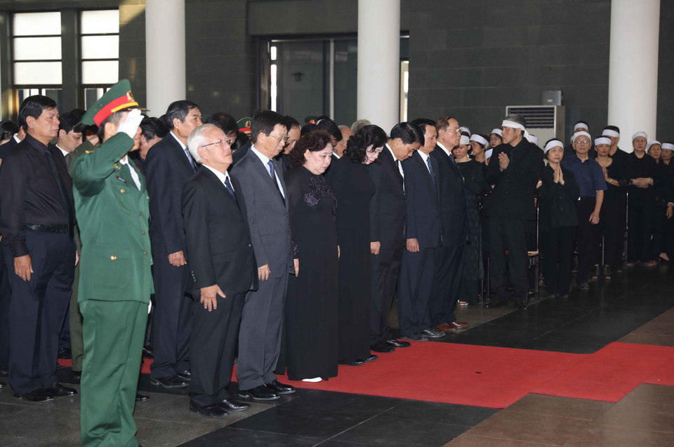河内市市委、人民议会、人民委员会、祖国阵线委员会等代表团前来与杜梅同志遗体告别。（图片来源：越通社）