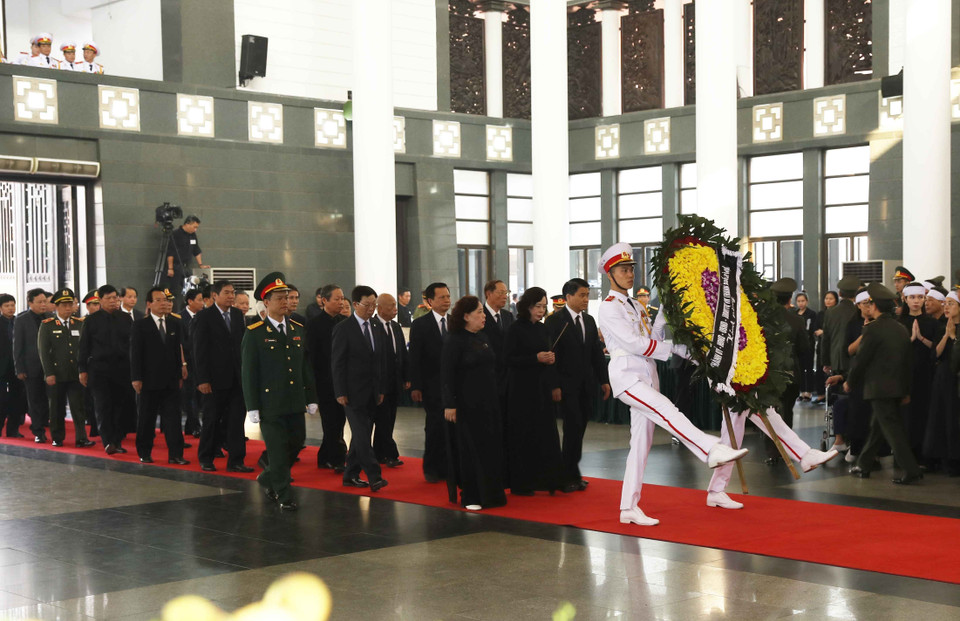 河内市市委、人民议会、人民委员会、祖国阵线委员会等代表团前来与杜梅同志遗体告别。（图片来源：越通社）