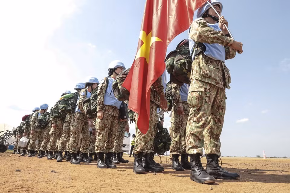 越南在南苏丹执行联合国维和行动任务的一号二级野战医院中先期到达的32位医生。图自越通社