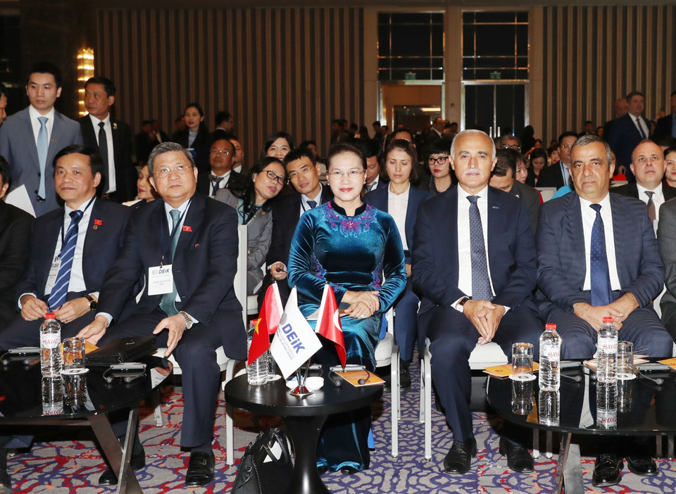 阮氏金银与纳伊尔出席“越南-土耳其经商机会”论坛。越通社记者 仲德 摄