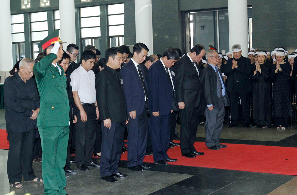 越南政府办公厅代表团前来与杜梅同志遗体告别。（图片来源：越通社）