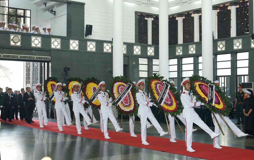 越南政府办公厅代表团前来与杜梅同志遗体告别。（图片来源：越通社）