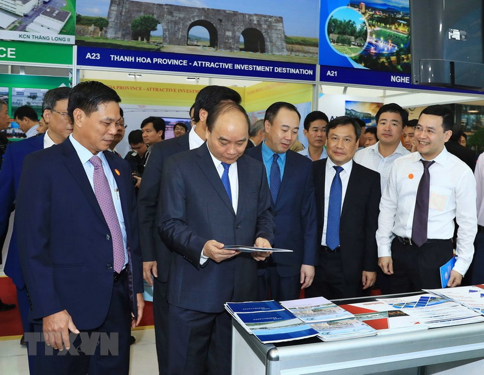 阮春福参观会议期间举行的展会。越通社记者统一 摄