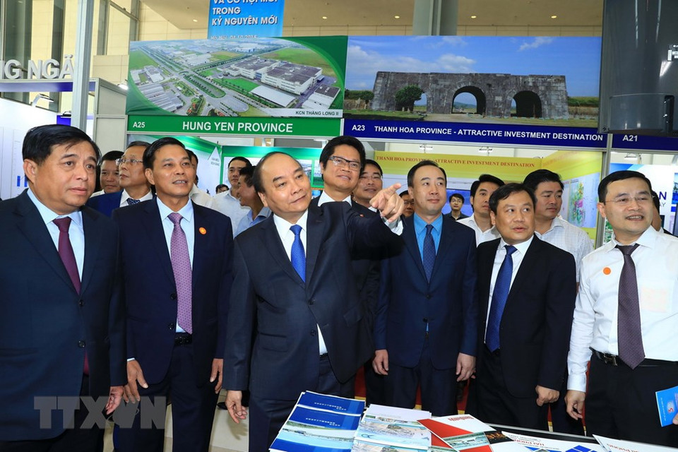 阮春福参观会议期间举行的展会。越通社记者统一 摄