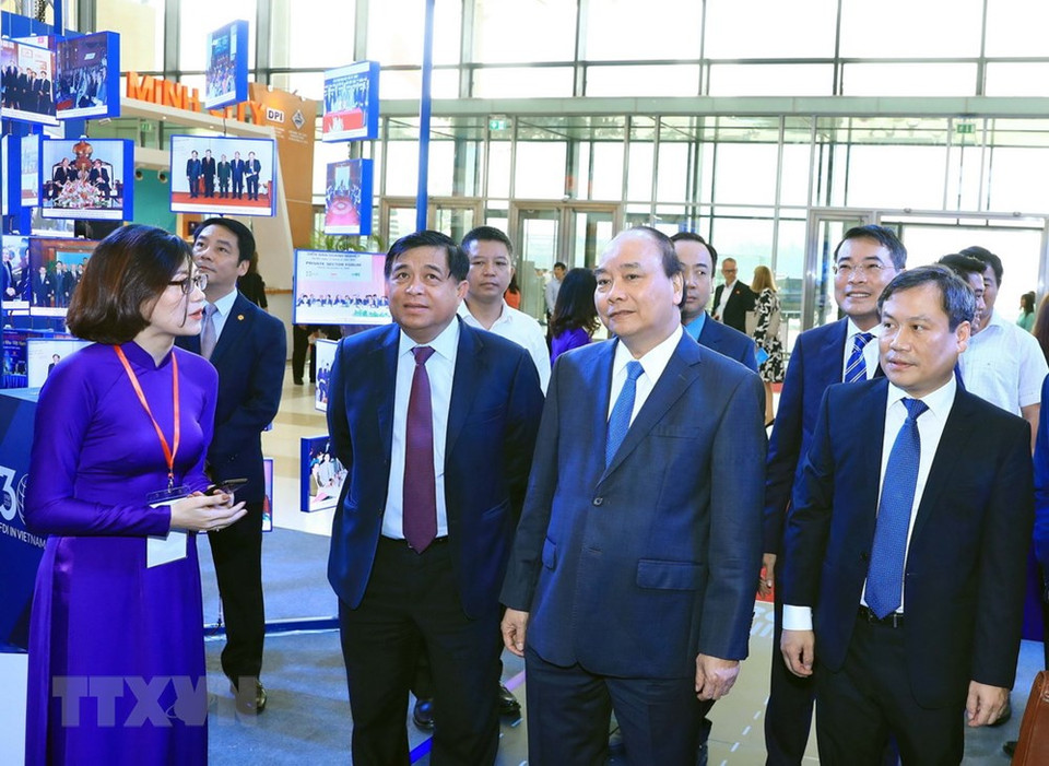 阮春福参观会议期间举行的展会。越通社记者统一 摄