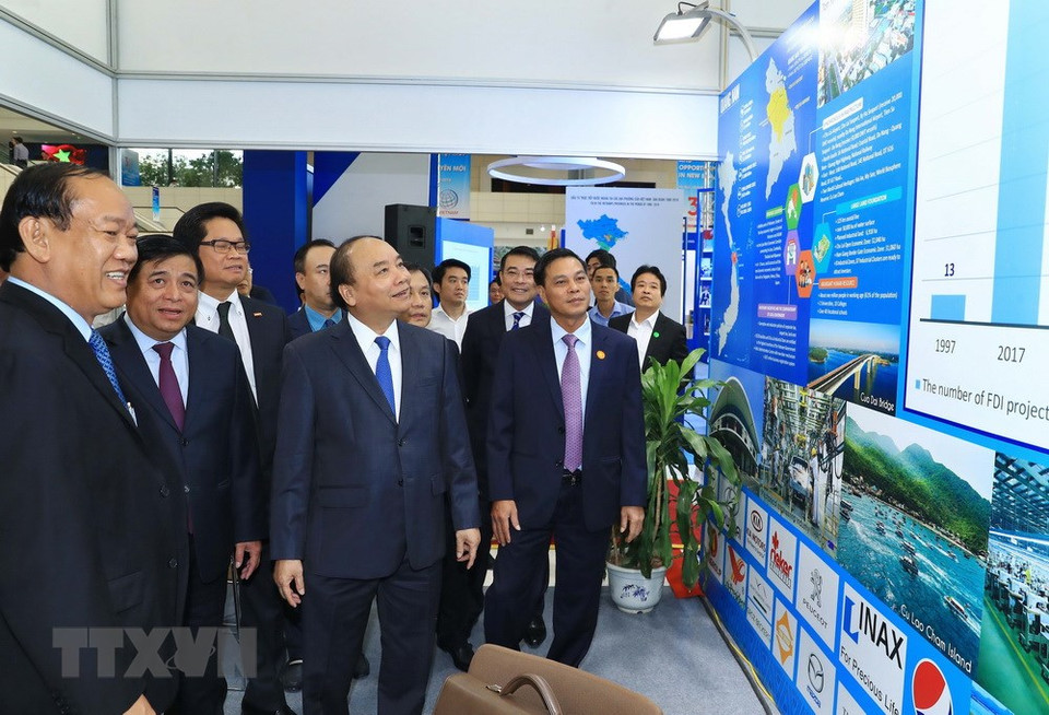 阮春福参观会议期间举行的展会。越通社记者统一 摄