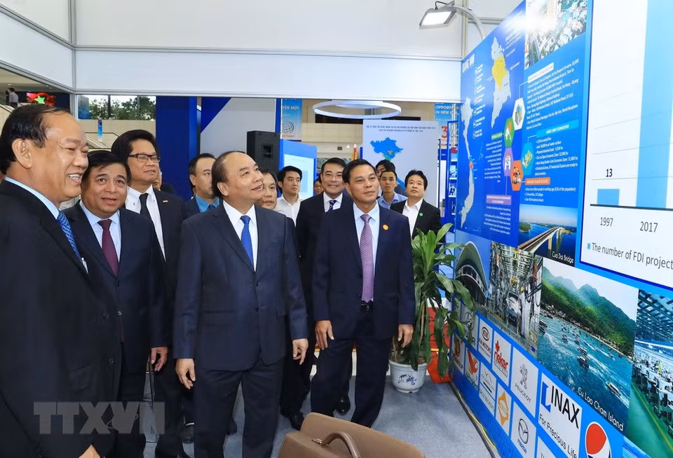 阮春福参观会议期间举行的展会。越通社记者统一 摄