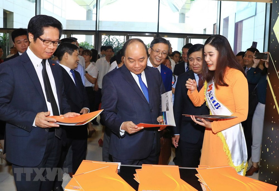 阮春福参观会议期间举行的展会。越通社记者统一 摄