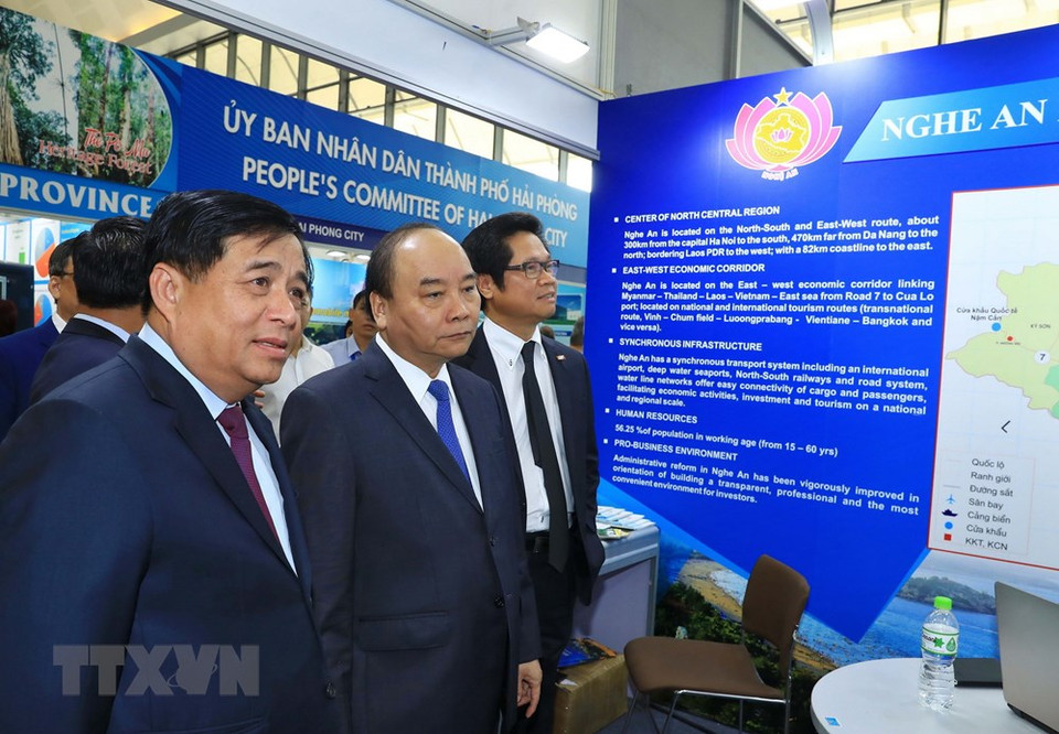 阮春福参观会议期间举行的展会。越通社记者统一 摄