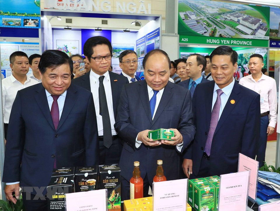 阮春福参观会议期间举行的展会。越通社记者统一 摄