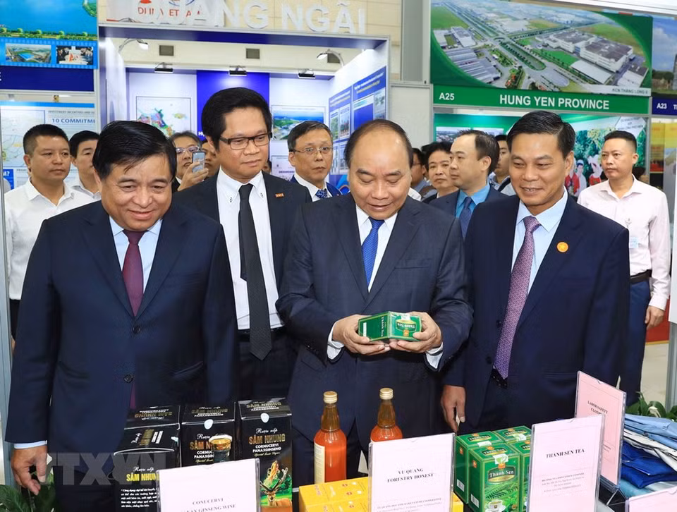 阮春福参观会议期间举行的展会。越通社记者统一 摄