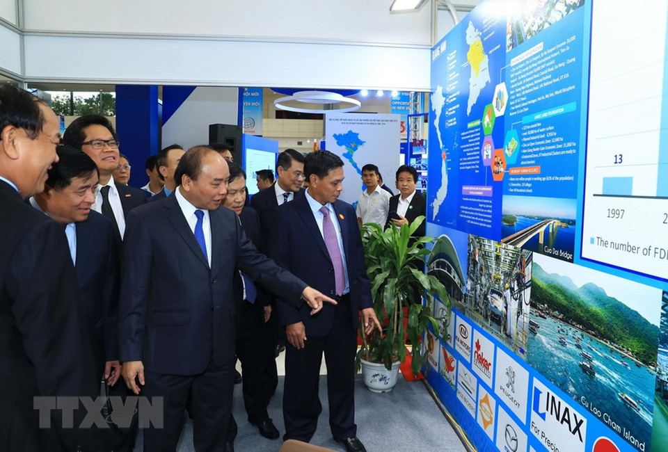 阮春福参观会议期间举行的展会。越通社记者统一 摄