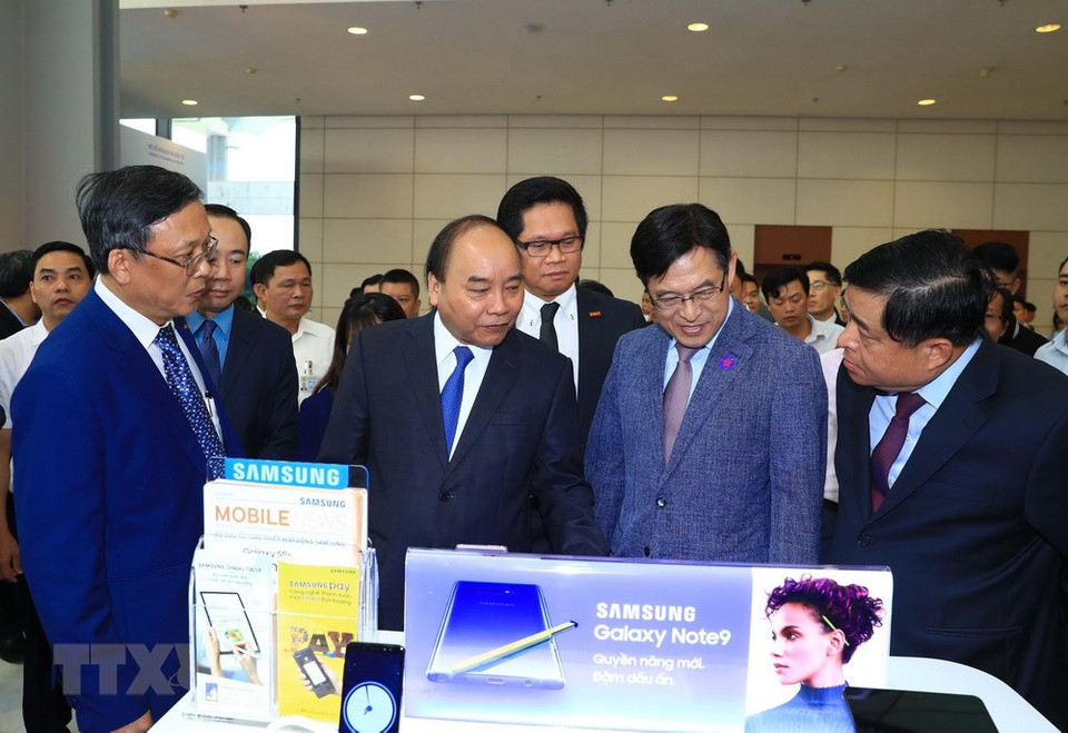 阮春福参观会议期间举行的展会。越通社记者统一 摄