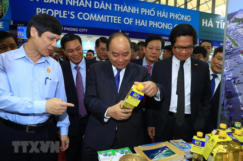 阮春福参观会议期间举行的展会。越通社记者统一 摄