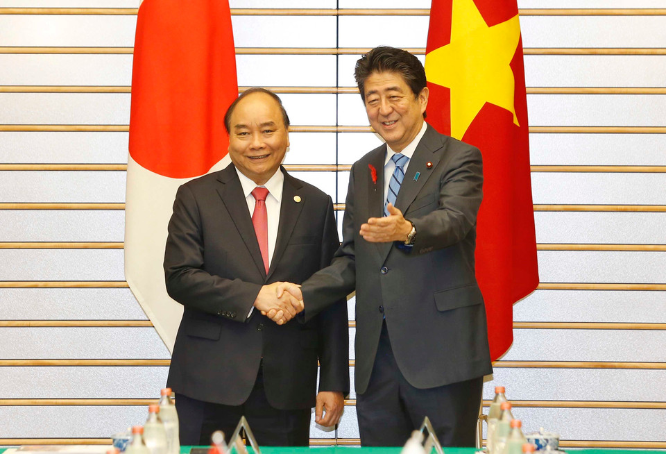 阮春福总理与日本首相安倍晋三在会谈上握手。越通社记者 统一 摄