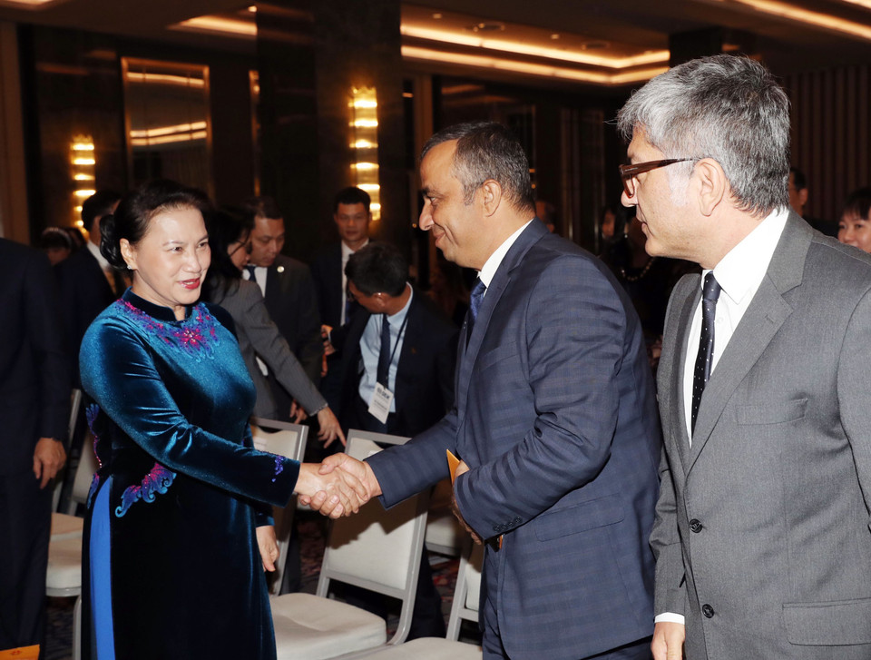 阮氏金银同与会代表亲切握手。越通社记者 仲德 摄