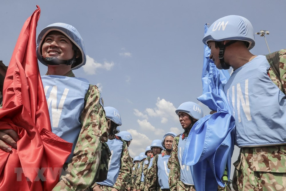 越南在南苏丹执行联合国维和行动任务的一号二级野战医院中先期到达的32位医生。图自越通社