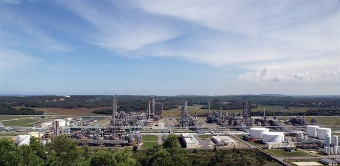 2009年2月22日，容桔炼油厂首批汽油产品正式上市，标志着越南炼油工业发展的里程碑。越通社资料图