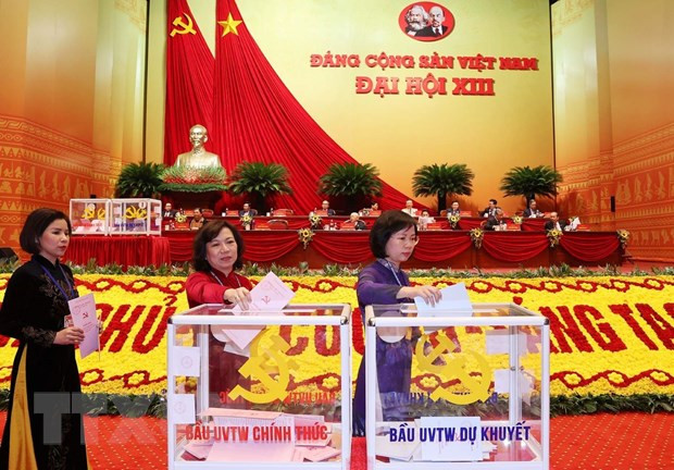 与会代表投票选举越共第十三届中央委员会。图自越通社