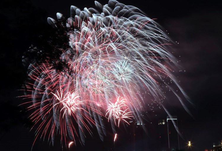 璀璨的烟花寄托着人们对新春的美好憧憬以及对美好日子的热切期待。图自越通社