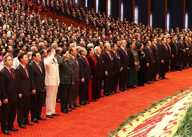 与会代表进行向国旗敬礼仪式。图自越通社