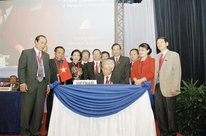 2007年8月23日在马来西亚首都吉隆坡举行的第28届东盟议会联盟（AIPA）大会闭幕式上，越南国会主席阮富仲签署了联合声明。越通社资料图