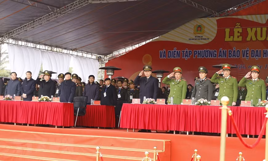 越共中央政治局委员、中央书记处常务书记陈国旺与各位代表出席越共十三大安保出征仪式。越通社记者 允晋 摄