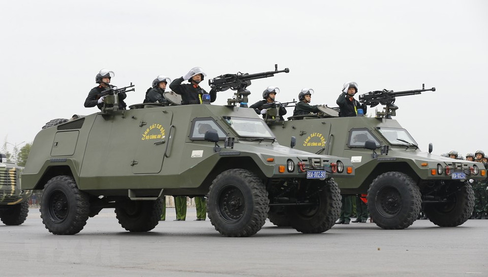 各力量出征并展开安保方案，采用各项工具，进行武术训练和防干扰、恐怖袭击应急处置演练。越通社记者 允晋 摄