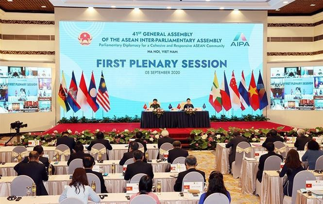 越南国会主席、第41届东盟议会联盟大会主席阮氏金银与国会常务副主席丛氏放主持第41届东盟议会联盟大会（AIPA-41）第一场全体会议。图自越通社