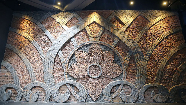 以大罗时期、丁朝——前黎朝、李朝、陈朝、后黎朝年代的陶瓷组成的“升龙黎明”浮雕。