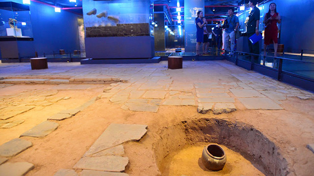 参观者从地下第二层开始，其面积为2000平方米，展示7至9世纪前升龙时期的考古文物。