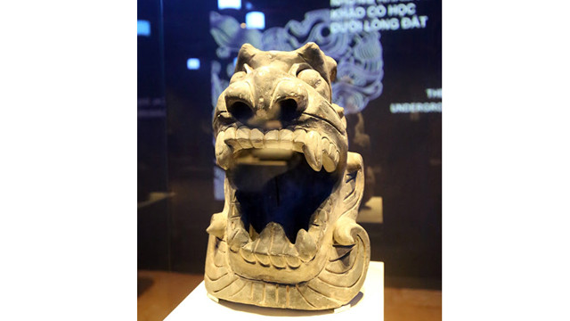 在各建筑工程上装饰的兽首塑像文物。