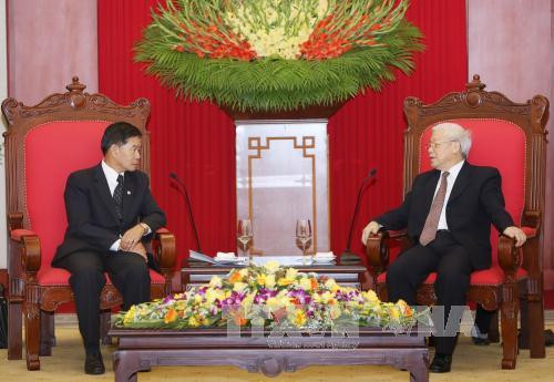 越共中央总书记阮富仲（右）3月27日在河内会见来访的老挝人民革命党中央政治局委员、万象市委书记兼市长辛拉冯·库派吞。（图片来源：越通社）