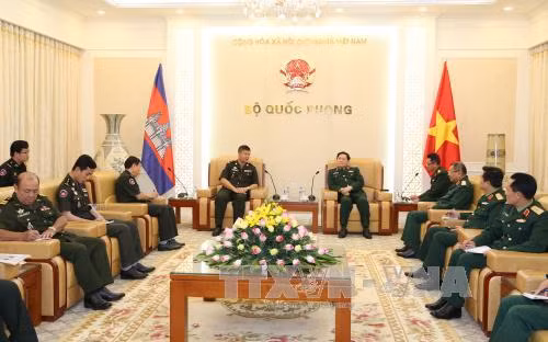 越共中央政治局委员、越南国防部部长吴春历大将（右）3月27日下午在河内会见了前来礼节性拜会的柬埔寨皇家军队情报研究总局总局长洪玛尼（音译）中将。（图片来源：越通社）