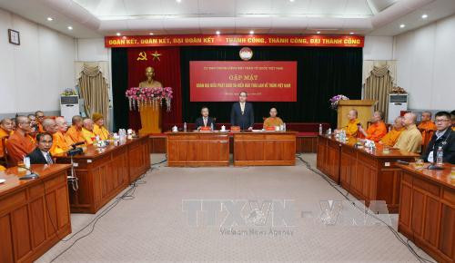 越南祖国阵线中央委员会主席阮善仁会见旅泰越南侨胞和安南宗佛教代表。（图片来源：越通社）