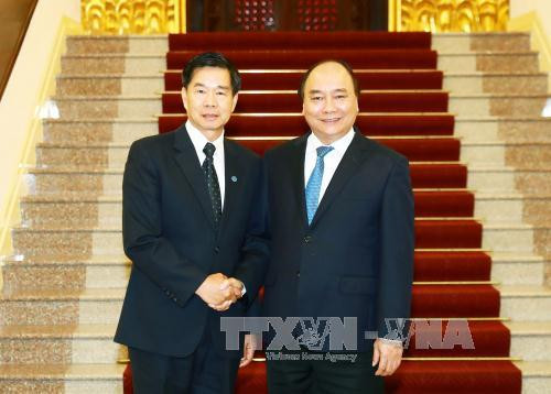 政府总理阮春福（右）3月27日在河内会见来访的老挝人民革命党中央政治局委员、万象市委书记兼市长辛拉冯·库派吞。（图片来源：越通社）