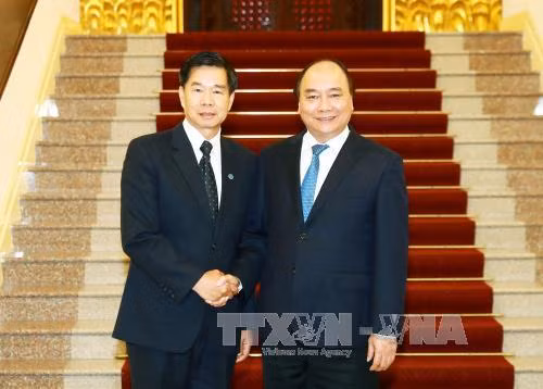 政府总理阮春福（右）3月27日在河内会见来访的老挝人民革命党中央政治局委员、万象市委书记兼市长辛拉冯·库派吞。（图片来源：越通社）