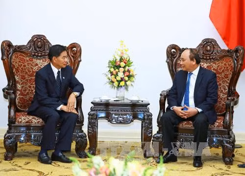 政府总理阮春福（右）3月27日在河内会见来访的老挝人民革命党中央政治局委员、万象市委书记兼市长辛拉冯·库派吞。（图片来源：越通社）