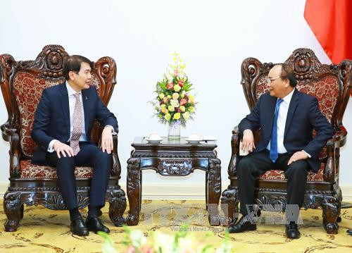 政府总理阮春福（右）3月27日在河内会见新加坡凯德集团总裁林明彦。（图片来源：越通社）