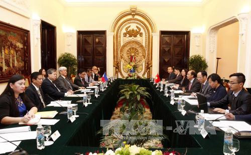 越南外交部副部长阮国勇27日会见了自3月26日至28日对越南进行工作访问的菲律宾外交部副部长杰苏斯•亚贝斯（Jesus Yabes）。（图片来源：越通社）