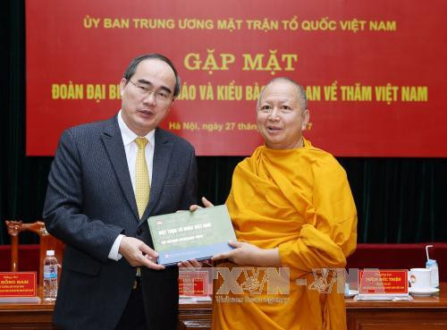 越南祖国阵线中央委员会主席阮善仁会见旅泰越南侨胞和安南宗佛教代表。（图片来源：越通社）