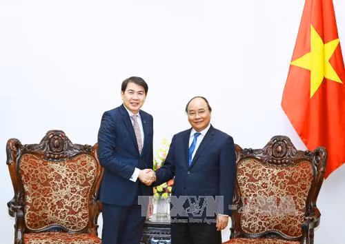 政府总理阮春福（右）3月27日在河内会见新加坡凯德集团总裁林明彦。（图片来源：越通社）