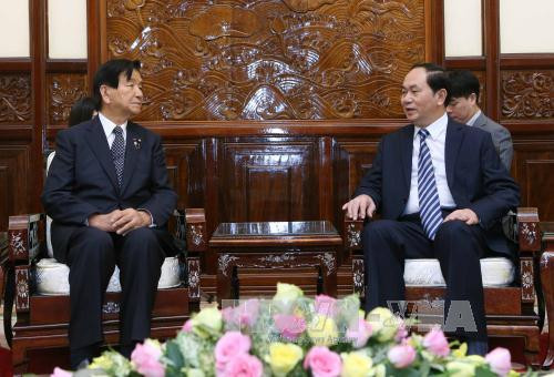越南国家主席陈大光会见日越友好协会堺市分会会长加藤仁志（图片来源：越通社）