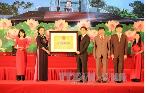 越南文化体育与旅游部副部长向河南省府里市蓝夏防控阵地历史遗迹区颁发国家级历史遗迹区证书。（图片来源：越通社）